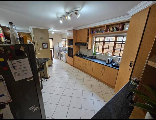 3 BEDROOM TOWNHOUSE FOR SALE IN THE REEDS